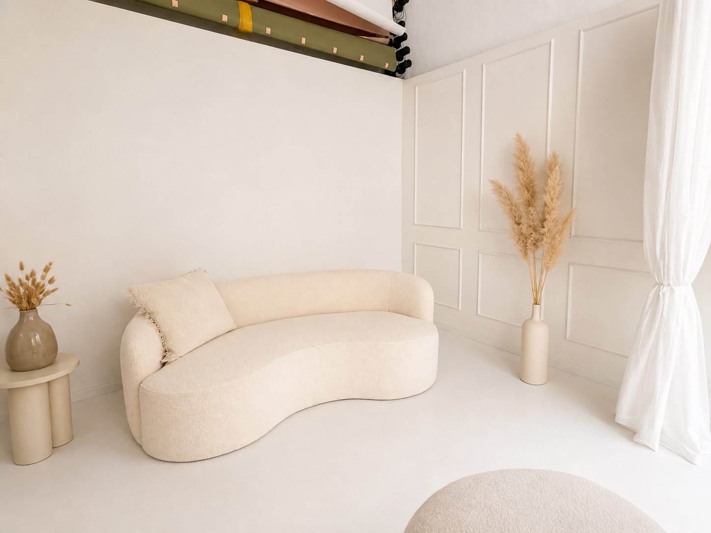 Helle Studio-Kulisse mit Sofa