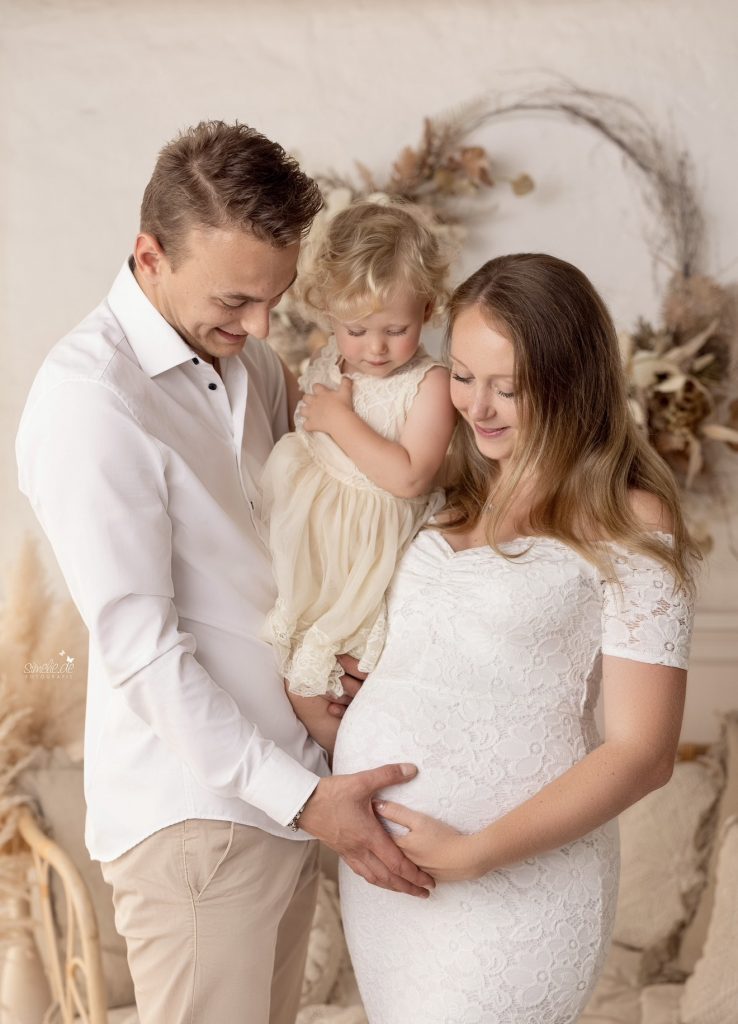 Werdende Familie bei einem Babybauch-Shooting