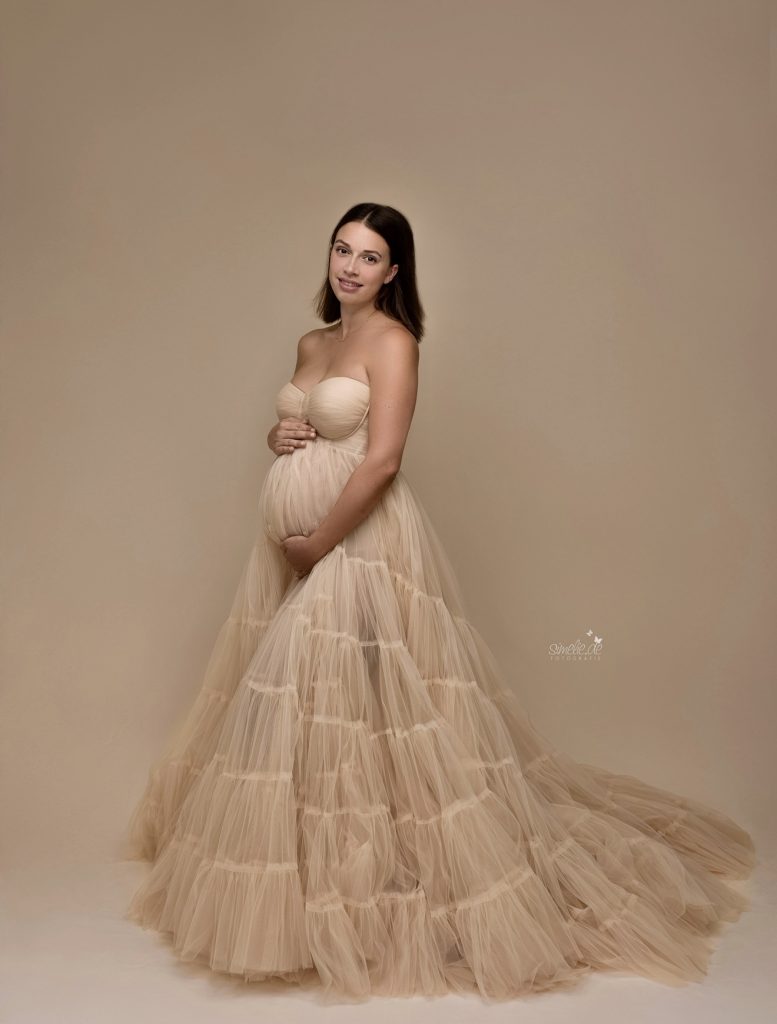 Schwangere Frau in einem eleganten Tüllkleid