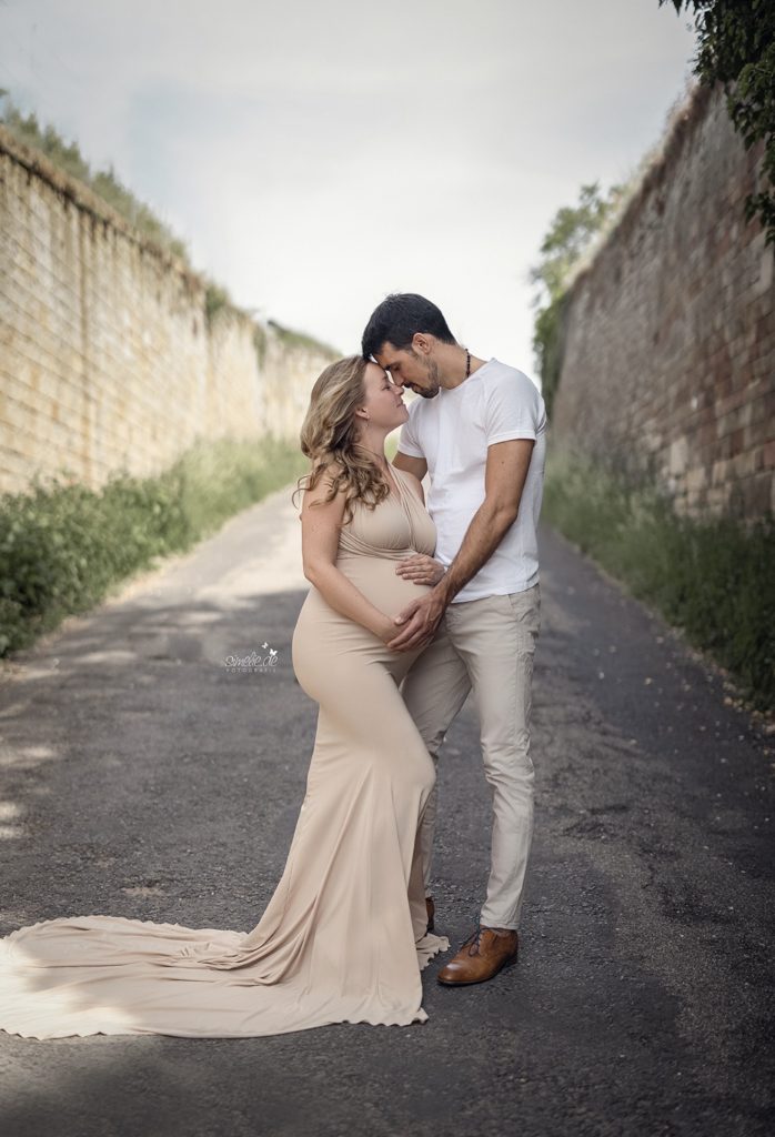 Babybauch-Shooting eines Paares im Freien
