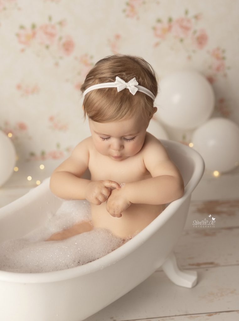 Baby beim Milchbad nach dem Cake-Smash-Shooting