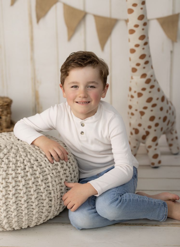 Natürliches Kindergartenporträt im Studio