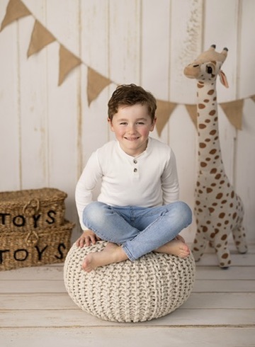 Kindergartenporträt auf einem gestrickten Sitzkissen