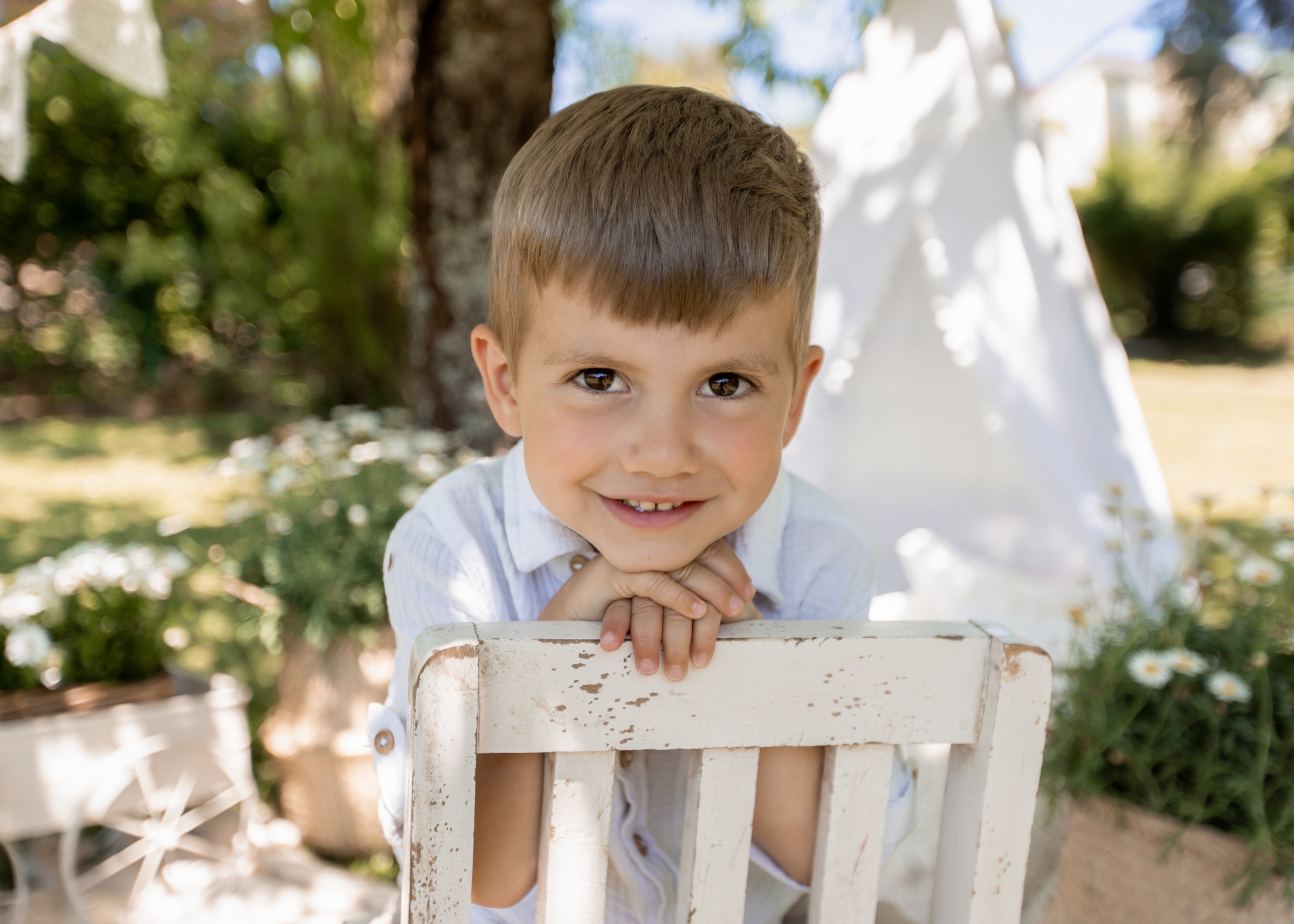Natürliches Kinderporträt im Freien