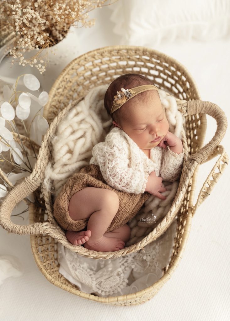 Neugeborenes Baby in einem Rattankorb